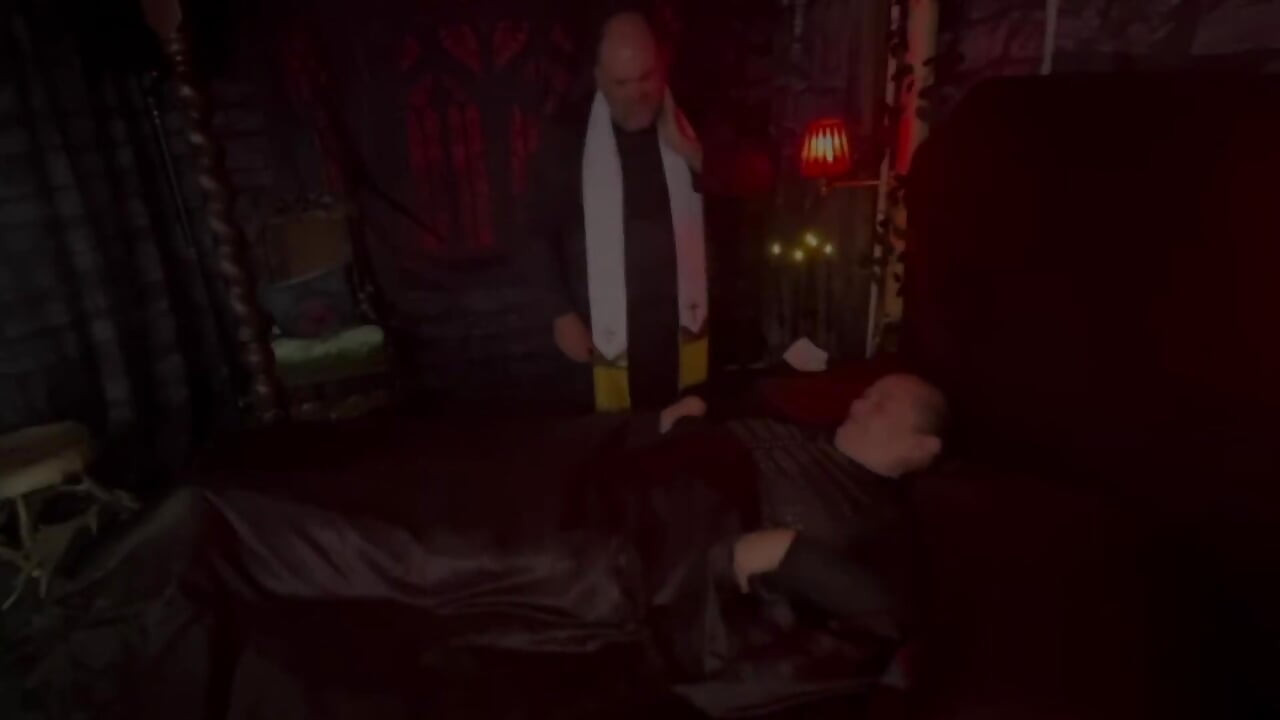 Parte 1: - Rainha Vampira transforma o padre em uma prostituta chupando pau!