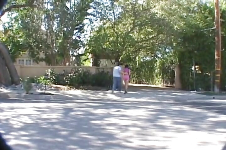 Όμορφη αδύνατη νεαρή ξεσκίζεται από δύο ωμούς τύπους