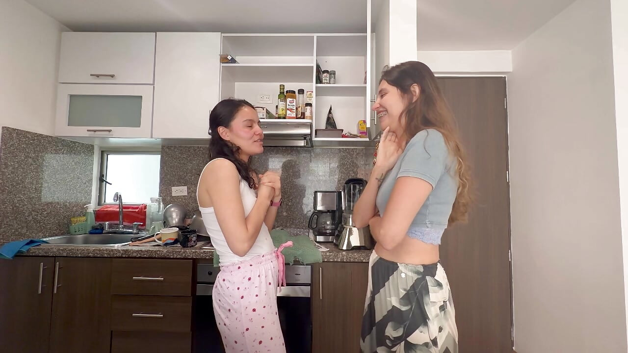 Lesbianas divirtiéndose y jugando a tener sexo duro