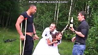 Жениха и невесту жестко трахнули в лесу
