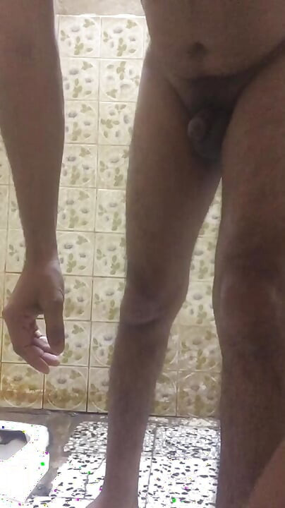 バスルームでのマスターベーションと手コキの楽しみ