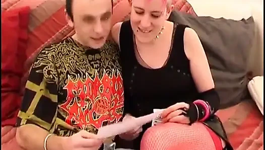 Mohindili vahşi sürtük dildoyla mastürbasyon yapıyor