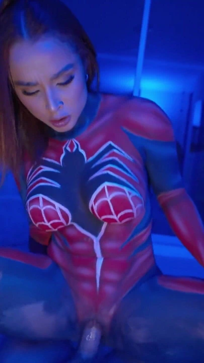 迷人的时刻从 "热辣的蜘蛛女乱搞她的粉丝并骑乘他直到他高潮！"