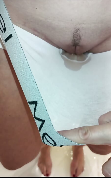 내 쪼이는 반바지를 젖어도 참을 수 없어