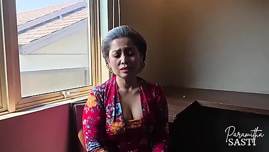Endonezyalı geleneksel şarkıcı misafir tarafından sikiliyor ve dölleniyor