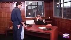 Une patronne blonde sexy séduit son bricoleur et baise sauvagement au bureau