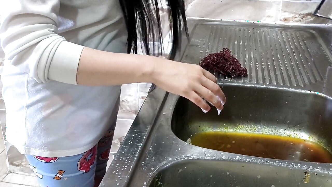 مرد سعودی خدمتکار عرب رو تو آشپزخونه می کنه