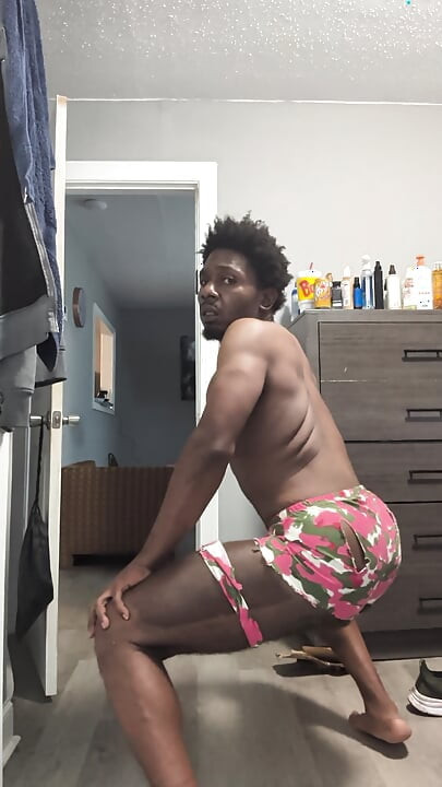 Kris Barbie twerking opptrer til Get it Back og Ms Pac Man av Gucci Mane