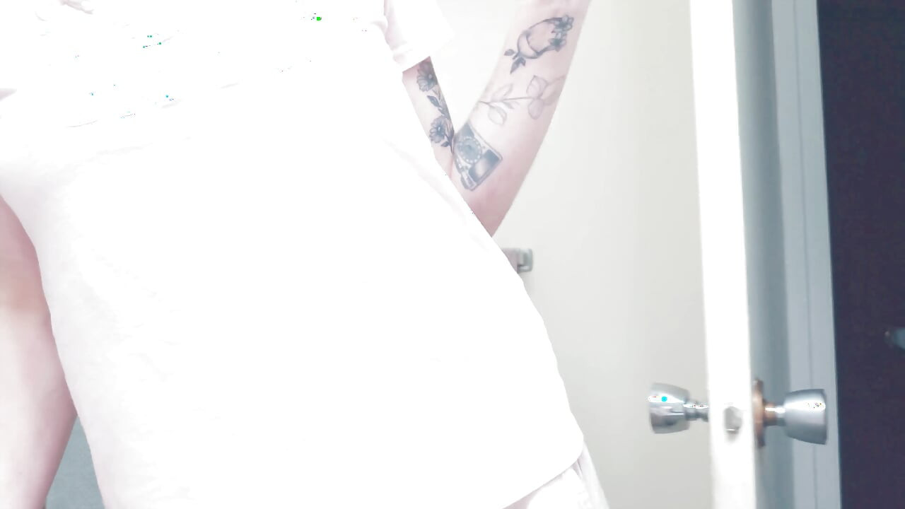 Petite Skinny Girl Shower Bate. Cuming og orgasmer med tannbørste, dildo, dusjhode og fingre!!