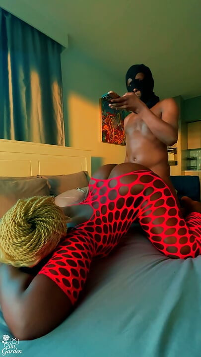 Une grosse black se fait prendre en levrette en regardant la ville