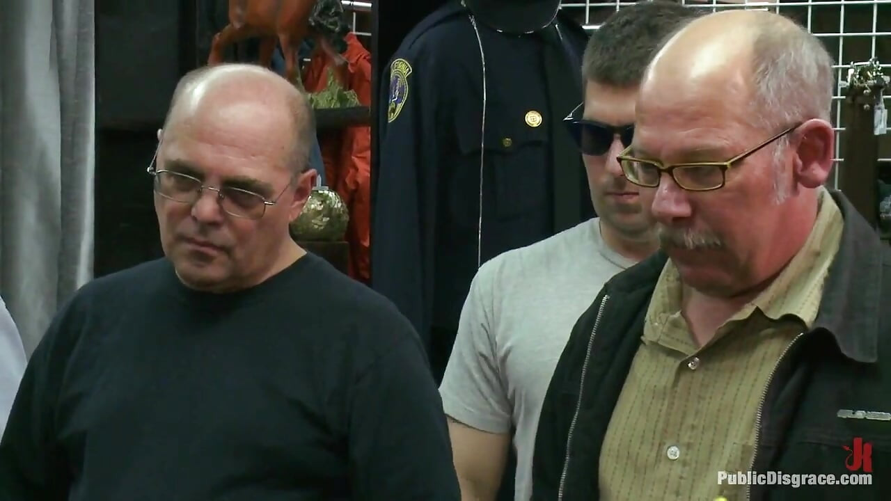 Fremde bekommen handsy: eine versaute rothaarige wird von schwänzen auf sticks in der Öffentlichkeit doppelpenetriert!