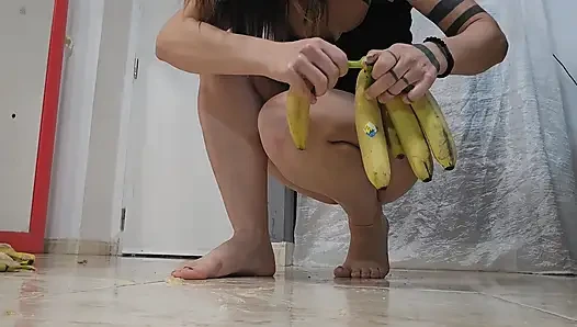 Menghancurkan pisang dengan kakiku