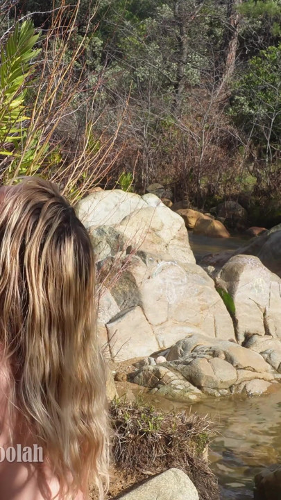 Petite Blonde får udendørs ansigtsbehandling ved åen | Klip 2