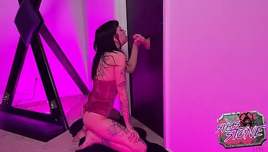 Slut sucks and fucks alternatif di gloryhole