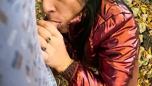 Fetish 316 nyepong kontol di luar ruangan yang berisiko di pinggir danau merah