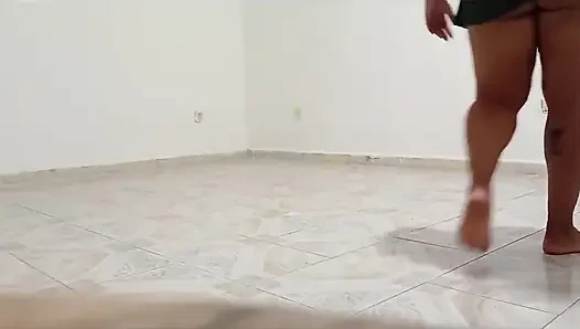 Tombul komşu yeni dairesini temizliyor