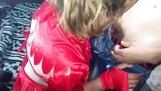 Он сосет у меня, и я положила это в сексуального дьявола