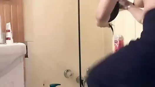 Hana waschen ihre haare auf der badewanne, kleine titten, so schön