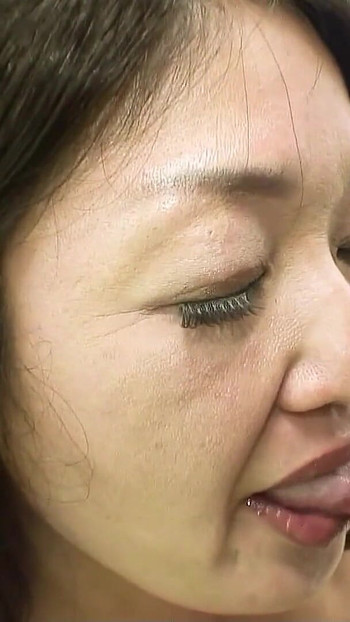 Nezaboravan trenutak iz "73-godišnje japanske zrele bake GILF zavedene do necenzuriranog JAV creampie jebanja od strane dečka u Japanu"