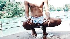 पवित्र गंगा नदी में बड़े लंड से सेक्सी भारतीय वीर्य निकालना
