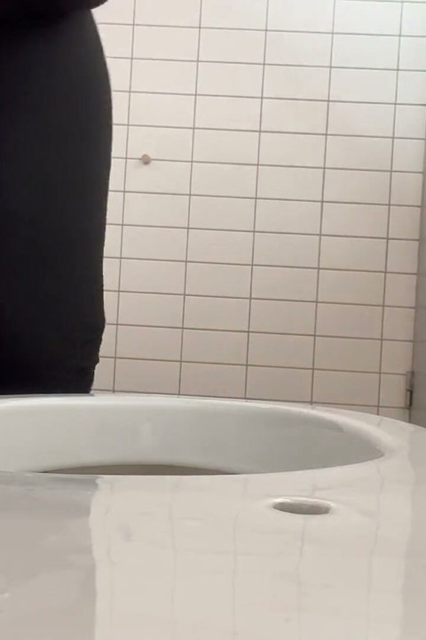 Pissar påAutosstationen