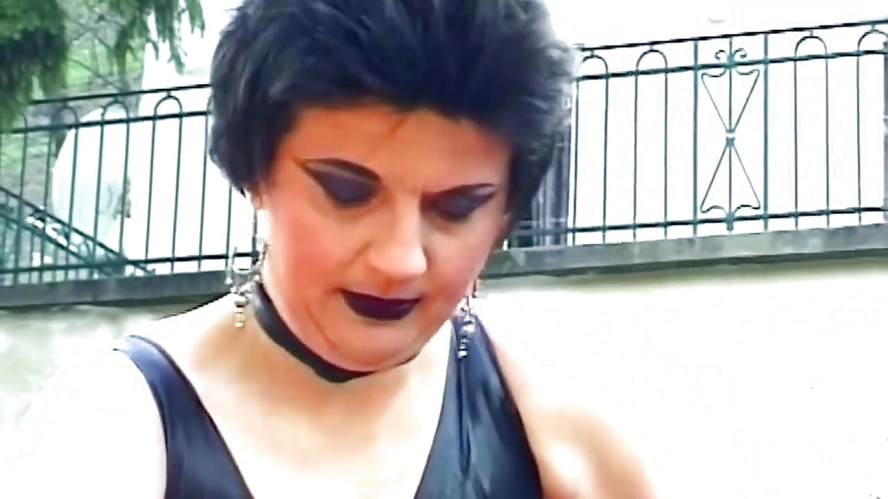 Smeđokosa dominatrix pričvršćuje štipaljke na kurac