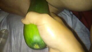 Eu fodo a buceta quente da minha esposa com um pepino enorme.