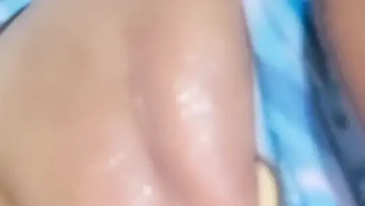 Ayah tiriku mergokin aku lagi masturbasi