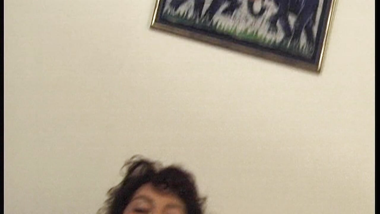 Zakrzywiona milf rozciągnięta szeroko przez pulsujący kutas w Steamy Fuck