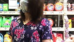 Inserción de tapón anal en Home Depot durante una pandemia