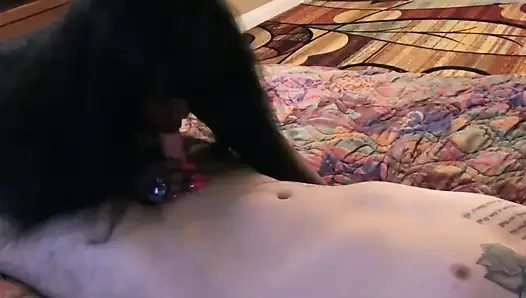 Beyaz yarağın siyah amına karşı bir şeyi var ve bir domaltarak sikişiyor