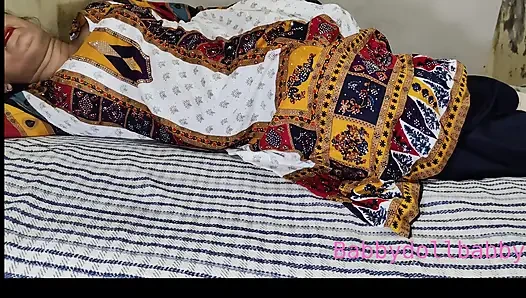 Kocasını aldatıyor ve kocasının arkadaşıyla seks yapıyor