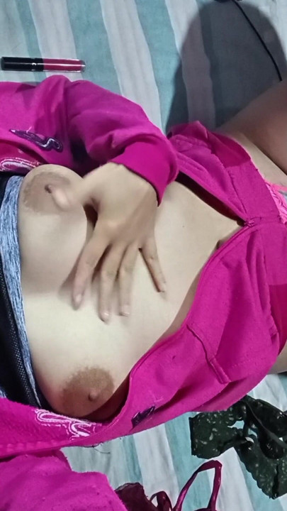 शरारती कॉलेज लड़की हस्तमैथुन करती है