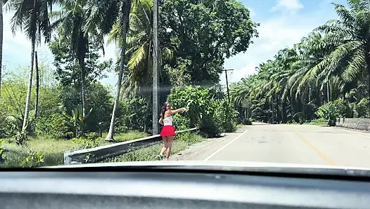 Otostop çekiyor ve yabancılarla sikişiyorum. Yüz sikişi, derin gırtlak, büyük boşalma