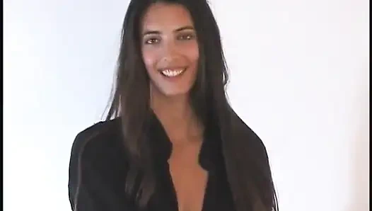 Buff adam sert yarağını seks esmer güzeline taptırıyor