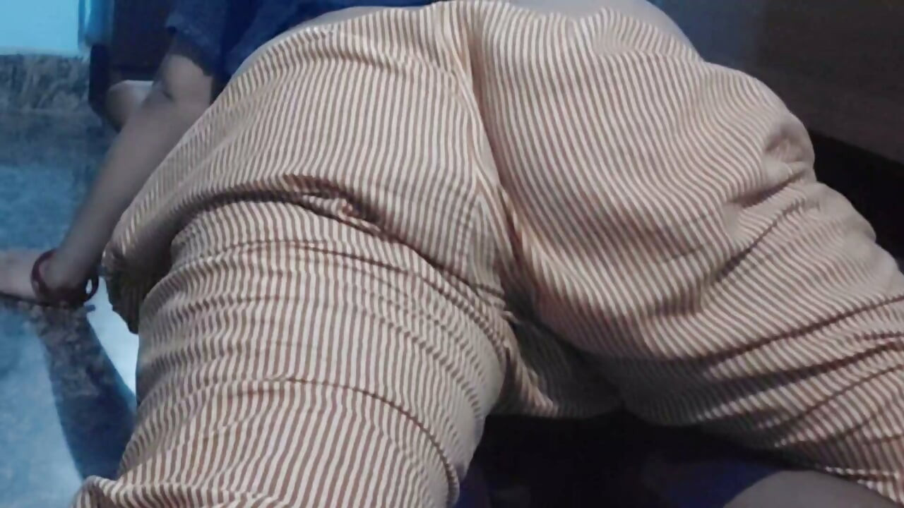 Desi bhabhi ne desi Lund ka massage tel laga kar