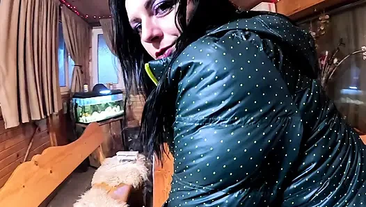 Cewek hijau downjacket menggoda sambil merokok, penghinaan & permainan air mani yang berantakan