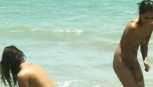 Süße mädchen lieben es, am strand zu spielen