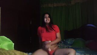 Techno-Mädchen tanzt und bewegt ihren Arsch