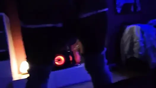 Sapık kayınpeder, erkek arkadaşımın odasının karanlığında sıkı vajinamın tadını çıkarıyor