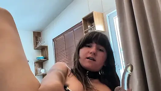 Frech 18 jahre altes süßes mädchen springt auf einem dildo mit nippelklemmen bis zum lauten stöhnenden orgasmus, anal-masturbation