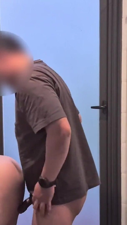 Elevă obraznică Furișează cafeaua soției sale cu scuipat de spermă proaspătă | Clipul 2