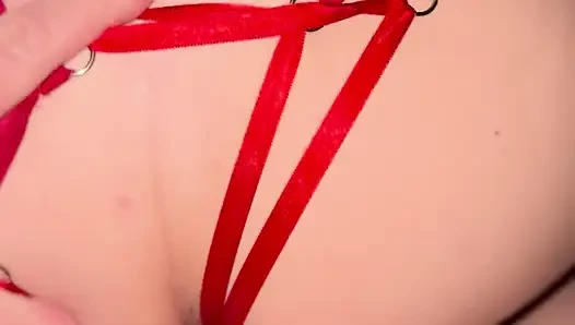 Parlak kırmızı kıyafetli arkadan bir kız