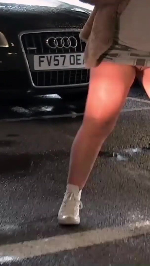 Hva? har du aldri sett noen pisse offentlig før? tanya lixx for uk-flashers | klipp 2