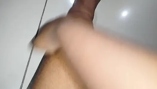 Cewek imut 18+ mempersembahkan kaki bersihnya yang indah untuk kesenangan Anda dengan imbalan semua aset keuangan Anda.