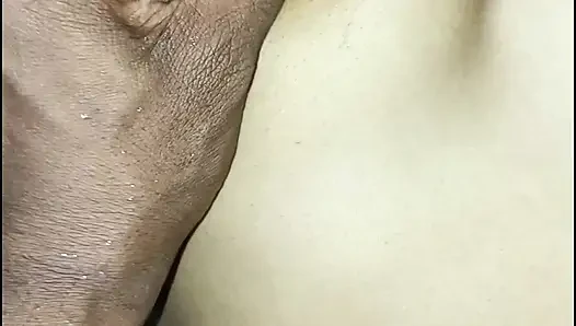 Ich habe ein indisches Bhabhi abgemolken. Ich habe ihre muschi gefingert. Ich steckte meinen penis in ihre muschi ein und fickte sie hart.