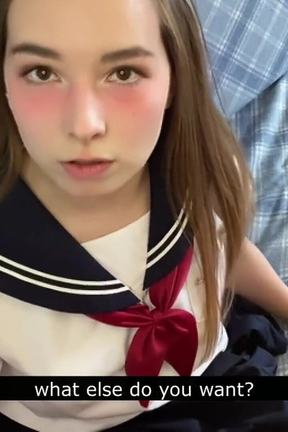 Süße in japanischer college-uniform berührt deinen schwanz und wird verlegen