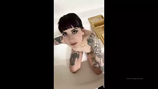 hot goth slut takes piss in her mouth