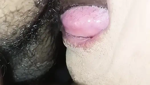 Orta yaşlı seksi kadın penisi boşalana kadar her damla spermi emdi.