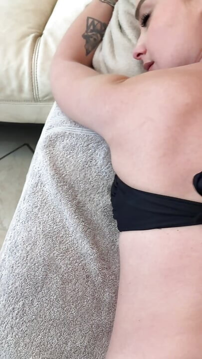 Massagem de biquíni para Alice Dracke (sem sexo)